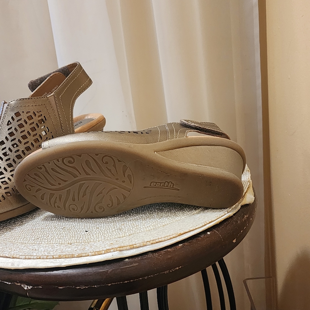 NWT.Earth Cascade Women's Size 7.5B Shoes Platinum Perforated Leather Platinium - Picture 8 of 8